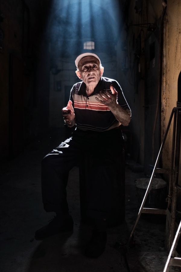 Homme qui se pose la grande question